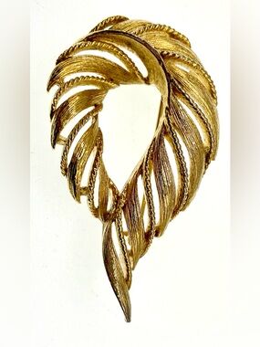 Vintage Lisner Leaf Swirl Brooch Textured Gold Tone Openwork Mid Century Signed
